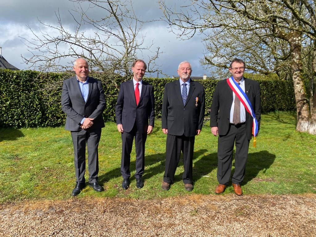 Bert van de Flier receiving a Dutch royal decoration